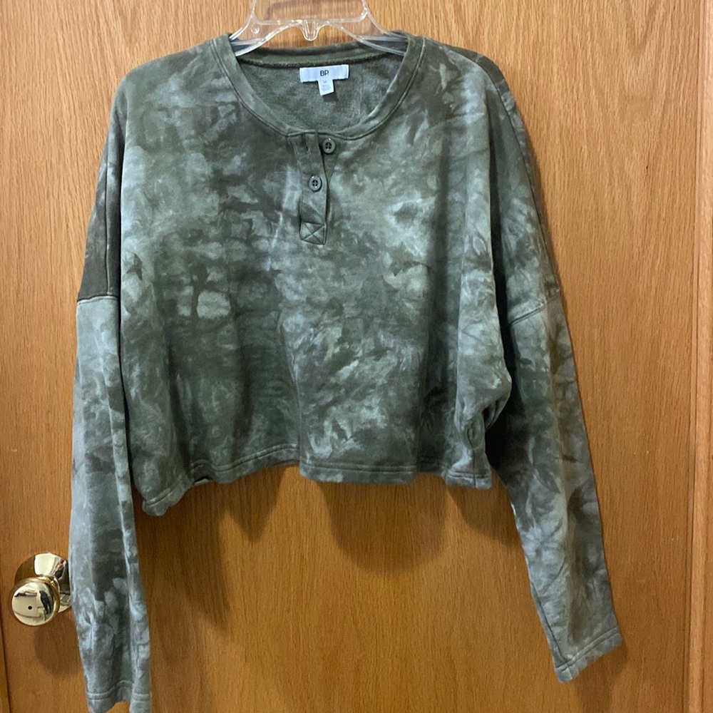 Cropped long sleeve top • two front buttons